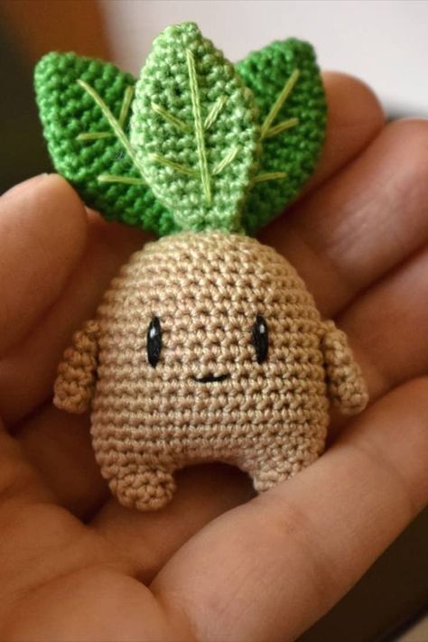 FREE crochet mini Mandrake pattern #amigurumipattern #amigurumi #crochetmandrake #amigurumimandrake #crochetpuppy #amigurumipuppy #crochettoy #amigurumitoy #crochetpattern #freeamigurumipattern Harry Potter Crochet, Easy Amigurumi, Crochet Mignon, Confection Au Crochet, Pola Amigurumi, Crochet Fun, Kawaii Crochet, Crochet Simple, Fun Crochet Projects