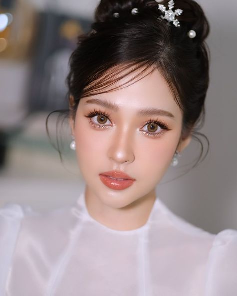 All Posts • Instagram Korean Wedding Hair Updo, Chinese Bridal Makeup, Wedding Makeup For Bride, Bride Makeup Natural, Makeup Wisuda, Asian Wedding Makeup, Hairstyle For Prom, Light Makeup Looks, Korean Makeup Look