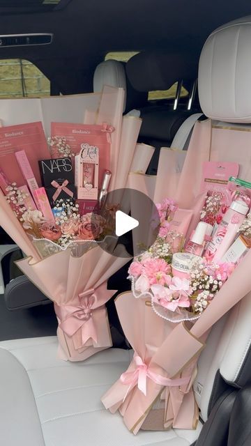 L U S H A M P E R S on Instagram: "pov: you’re in love with makeup bouquets!🩷🎀🫶🏻✨  the cutest bouquets!!🥹  #makeupbouquet #makeupbrands #makeupgift #bouquetflowers #bouquetideas #bouquetlover #happygirl #luxurymakeup #makeuplover #pinkpinkpink #pinkbouquet #pampergirly #girlyaesthetics #girlythings #giftideas #giftsforher #bouquetsforher #pinklover" Makeup Flower Bouquet Gift, Make Up Bouquet Gift Ideas, Skincare Bouquet, Makeup Bouquet Gift, Craft Gift Basket, Makeup Bouquet, Quinceanera Photoshoot, Birthday Bouquet, Bouquet Gift