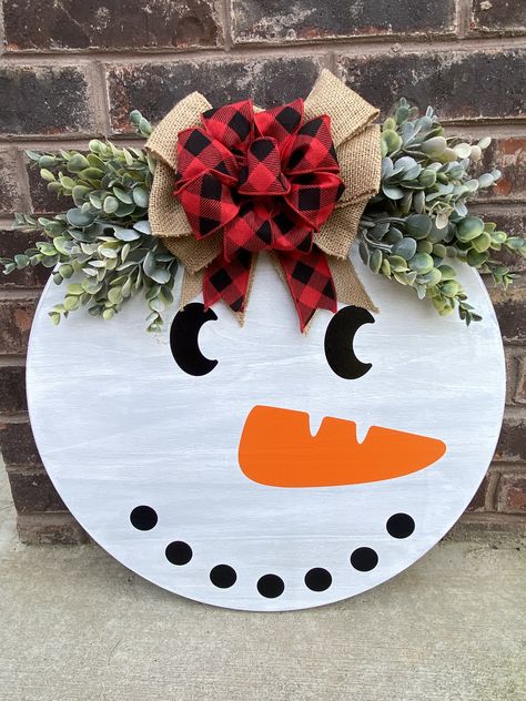 Circle Signs Wooden Diy Christmas, Wood Rounds Signs, Snowman Wooden Signs, Round Christmas Door Hangers, Christmas Round Door Hangers, Wooden Circle Signs Diy, Christmas Circle Wood Signs, Winter Door Signs, Circle Door Signs Diy