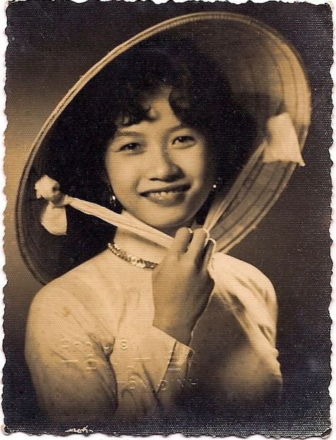 Ancient Vietnam, Vintage People, Vietnam History, Asian Ladies, South Vietnam, Traditional Korean, We Are The World, Vintage Portraits, Woman Painting