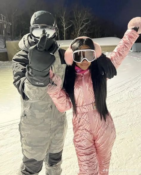 Matching Snow Outfits, Black Couple Ski Trip, Black Couples In The Snow, Baddie Snow Pictures, Black Couple Winter Outfits, Cabin Baecation, Winter Baecation, Couples Ski Trip, Black Couple Vacations