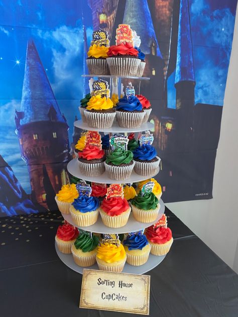 Harry Potter Party Cupcakes, Easy Harry Potter Cupcakes, Harry Potter Cupcakes Ideas Easy, Hogwarts House Cupcakes, Harry Potter Desert Table, Harry Potter Cupcakes Ideas Birthday, Harry Potter House Cupcakes, Harry Potter Cupcake Ideas, Harry Potter Birthday Cupcakes