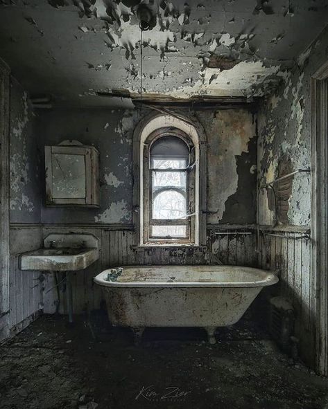 Bühnen Design, Big Bathtub, Derelict House, Creepy Houses, Haunted Dollhouse, Old Abandoned Houses, Buildings Photography, Dark City, Cardboard House