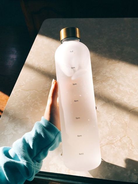 water - bottle -cute #waterbottle #cute #glowup #drinkツ Thermo Mug, Trendy Water Bottles, Botol Air, Fotografi Vintage, Cute Water Bottles, Head In The Clouds, Best Water Bottle, Infused Water, 2 Months