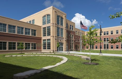 Middle School Exterior, Middle School Building, Middle School Architecture, High School Exterior, Bloxburg School, Hinsdale Illinois, Bloxburg Town, School Building Design, Aesthetic Era