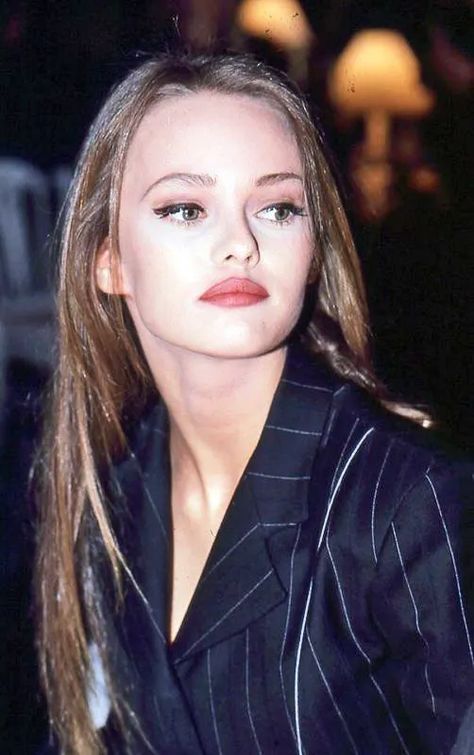 Vanessa Paradis Style, Vanessa Paradis Johnny Depp, 90s Grunge Hair, 90s Makeup, 90s Model, Vanessa Paradis, Lily Rose Depp, French Actress, Lily Rose