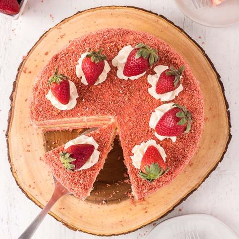 Strawberry Crunch Cake Recipe, Chocolate Chip Pizza, Cream Cheese Mints Recipe, Crunch Cake Recipe, Cinnamon Cake Recipes, Strawberry Crunch Cake, Strawberry Icebox Cake, Strawberry Sweets, Chewy Gingerbread Cookies