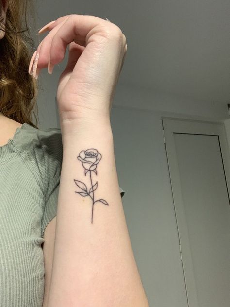 Side Wrist Tattoos For Women, Side Wrist Tattoos, Cute Finger Tattoos, Small Rose Tattoo, Hand Tattoos For Girls, Cute Hand Tattoos, Small Pretty Tattoos, Petite Tattoos, Wrist Tattoos For Women