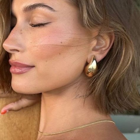 Hailey Bieber trendy earrings available now!! DM for more details!!! #accessories #fashion #handmade #jewelry #style #earrings #love #jewellery #necklace #onlineshopping #shopping #design #fashionista #bracelet #handmadejewelry #instagood #aotd #ootd #gold #smallbusiness #silver #beautiful #bracelets #fashionstyle #fashionblogger #trendy #beauty #instafashion #like Diamante Earrings, Teardrop Earrings Gold, Trendy Fashion Accessories, Zara Gold, Seashell Earrings, Jewel Wedding, Gem Earrings, Open Hoop Earrings, Crystal Dangle Earrings