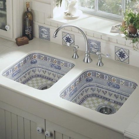 Beautiful Bathroom Sinks Decorated with Mosaic Tiles Make Kitchen Look Bigger, Blue And White Kitchen, Desain Pantry, Kitchen Sink Design, التصميم الخارجي للمنزل, Casa Vintage, Sink Design, Hus Inspiration, घर की सजावट