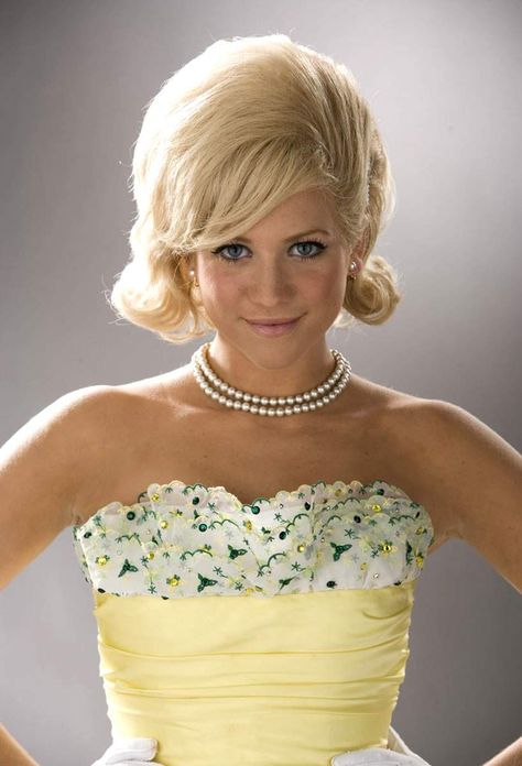 Amber Von Tussle, Hairspray Hairstyles, Hairspray Costume, Hairspray Movie, Hairspray Musical, Hairspray Live, 1960s Hair, 60s Hair, Athletic Hairstyles