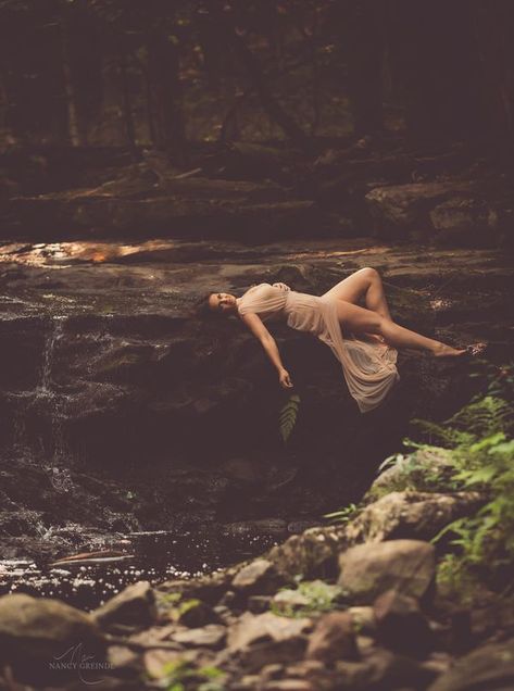 Wild Woman Photoshoot, Fairy Witch Cottagecore, Nature Photoshoot Ideas, Witch Cottagecore, Wild Feminine, Feminine Divine, Fairy Witch, Wild Photography, Cottagecore Vibes