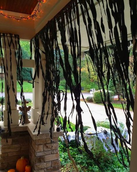 Cut black plastic sheets into strips to create a witch's curtain. Halloween Porch Ideas, Porch Decoration Ideas, Porche Halloween, Halloween Decorations Outdoor Porch, Halloween Front Porch Ideas, Läskig Halloween, Halloween Decor Diy, Halloween Decorations Outdoor, Casa Halloween