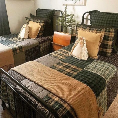 Black And White Plaid Comforter Bedroom Ideas, Bedroom Ideas With Twin Size Bed, Buffalo Check Bedding Ideas, Patchwork Quilt Bedroom, Mc Clubhouse, Primitive Bedroom Ideas, Bedroom Wall Panel, Echo Quilting, Wall Panel Designs