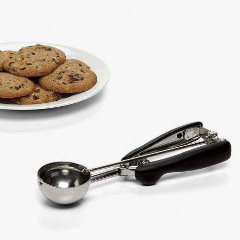 It's holiday cookie exchange time!  Bake perfect consistent shaped cookies and baked goods with this cookie scoop/portioner. #OXOSpot #BakingTools #CookieScoop Ice Cream Dough, Ice Cream Scooper, Ice Cream Scoops, Party Trays, Soft Cookie, Homemade Cookies, Cookie Scoop, Small Bites, Ice Cream Sandwich