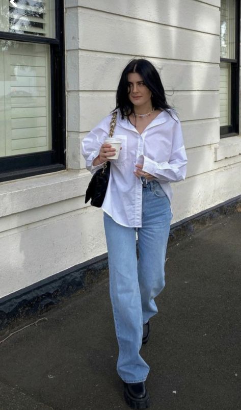 Casual Outfits With White Shirt, White Shirt And Jeans Outfit Casual, Jeans Outfit Poses, Spring Day Outfits Women, Jeans And Shirt Outfit Woman, White Shirt Jeans Outfit, Jeans And T Shirt Outfit Women, White Shirt Outfit Women, White Shirt And Jeans Outfit