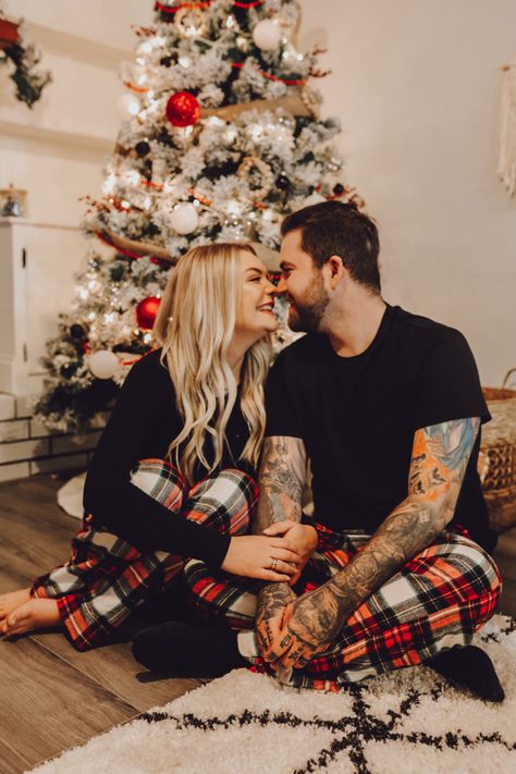 Family Photo For Christmas, Christmas Pictures Ideas For Couples, Couple Photos Christmas Tree, Christmas Shoot Ideas Family Pictures, Christmas Family Photos In Bed, Cute Christmas Poses For Couples, Christmas Pj Couple Pictures, Christmas Photo Couple Ideas, Couple Christmas Pj Pictures