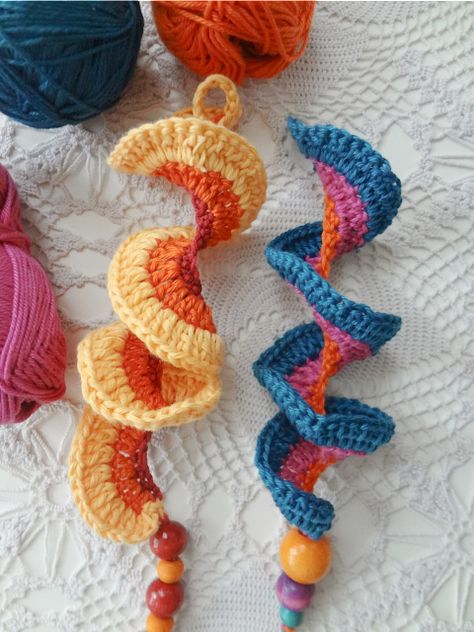 Crochet Wind Spinners Free Pattern, Crochet Decor Free Pattern, Spiral Crochet Pattern Free, Crochet Wind Spinner Free Pattern, Crochet Spinners, Spinner Patterns, Crochet Wind Spinner, Spiral Crochet Pattern, Hyperbolic Crochet