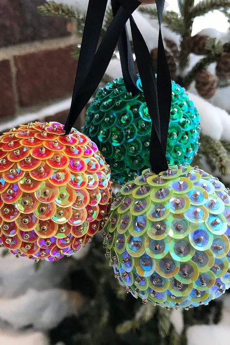 Homemade Christmas Tree Ornaments, Easy Christmas Craft Ideas, Christmas Ball Ornaments Diy, Make Christmas Ornaments, Homemade Christmas Tree, Easy Christmas Craft, Fancy Christmas Ornaments, Diy Beaded Ornaments, Sequin Ornaments