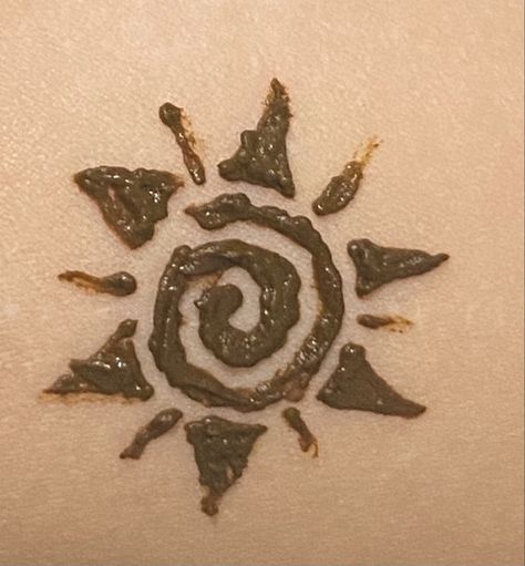 Henna On Palm Simple, Henna Designs Collar Bone, Knee Henna Designs, Simple Henna Tattoo Ideas, Hena Tato Desain Simple, How To Draw Henna, Sun Henna Designs, Cute Simple Henna, Henna Tattoo Designs Easy