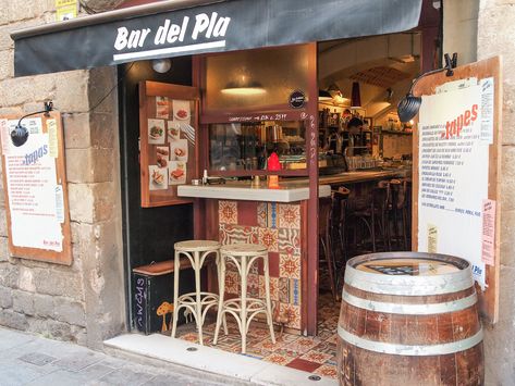 Bar del Pla (Born) ~ Wine Not Small Wine Shop, Wine And Tapas Bar, Tapas Bar Design, Small Wine Bar, Spanish Bar, Beer Pub Design, Spanish Wine Bar, Wine Interior Design, Outdoor Wine Bar