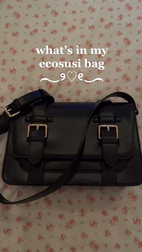 Ecosusi on Instagram: “Put your favorite book and all daily essentials in your favorite #JaneMessengerBag. 😊 📷 @romneyellen” Cute School Purse, Ecosusi Bag Outfit, Book Bag Aesthetic, Ecosusi Bags, Black Bag Outfit, Japanese School Bag, Everyday Bag Essentials, Fashion Design Template, Aesthetic Bags