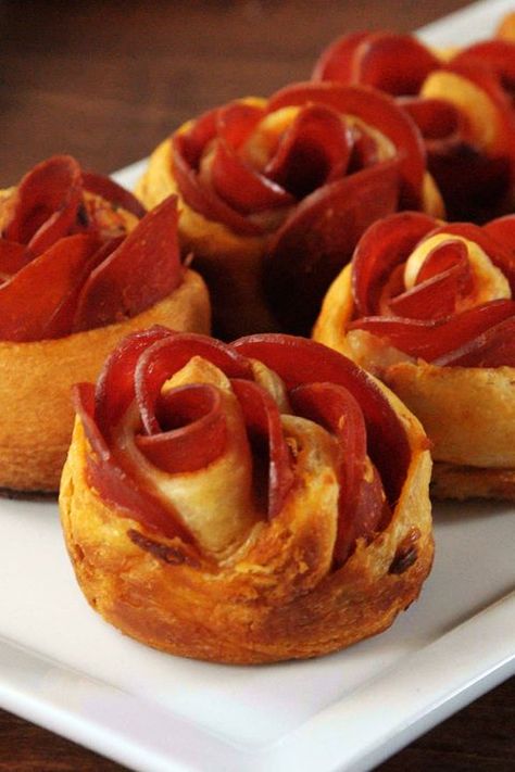 Pizza Roses, Easy Crescent Roll Recipes, Baby Shower Appetizers, Crescent Roll Appetizers, Easy Crescent Rolls, Shower Appetizers, Crescent Recipes, Rose Recipes, Light Appetizers