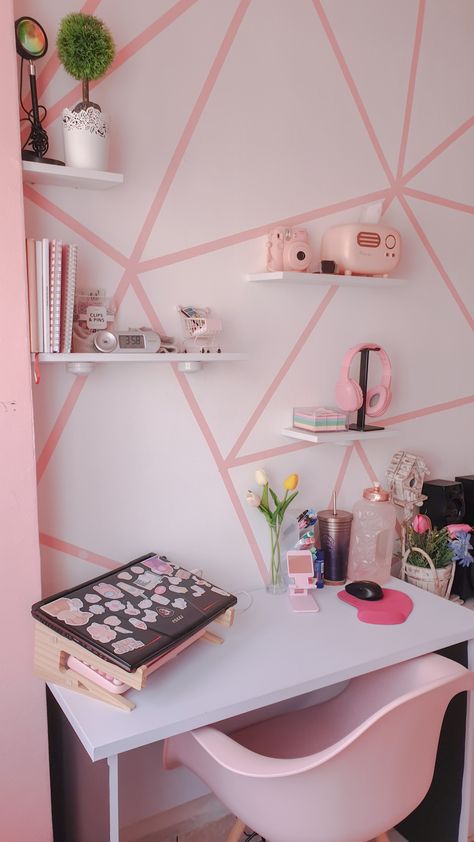 pink ideas /study table/pink workspace Pink Study Table Aesthetic, Cute Study Table Ideas, Study Table Makeover Diy, Study Table Decorations Ideas, How To Decorate Study Table, Study Table Chair Design, Pink Study Room, Aesthetic Study Table Decor, Study Table Makeover