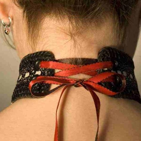 Tie and the back Choker Check out Last Call Leather online Dystopian Steampunk, Choker Diy, Choker Patterns, Diy Choker Necklace, Vintage Vampire, Diy Choker, Make Your Own Makeup, Choker Designs, Easy Cheap