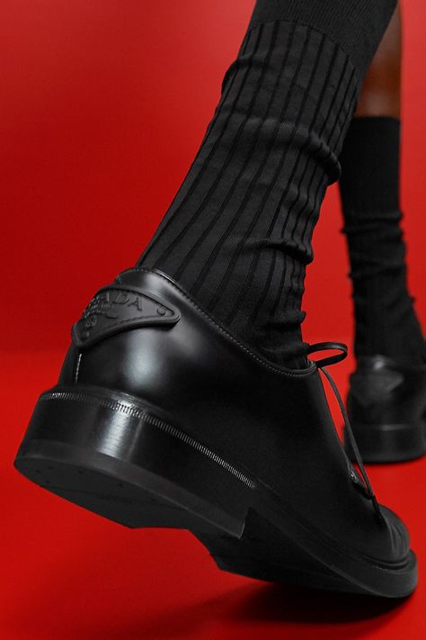 Prada Spring 2022 Menswear collection, runway looks, beauty, models, and reviews. Casual Sneakers For Men, Prada Menswear, Pc Photo, Prada Spring, Shoes Photography, Shoe Shine, Boots Casual, Sneakers For Men, Menswear Collection