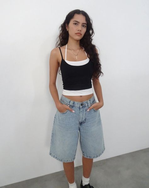 Black Tank Top Summer Outfit, Summer Outfits With Crop Tops, Short Clothes Women Outfit, Layered Tank Tops Outfits, Cami Layering Outfit, Black And White Layered Outfits, Layer Tank Top Outfits, Cami Top Outfit Summer, Layering Crop Tops Outfits