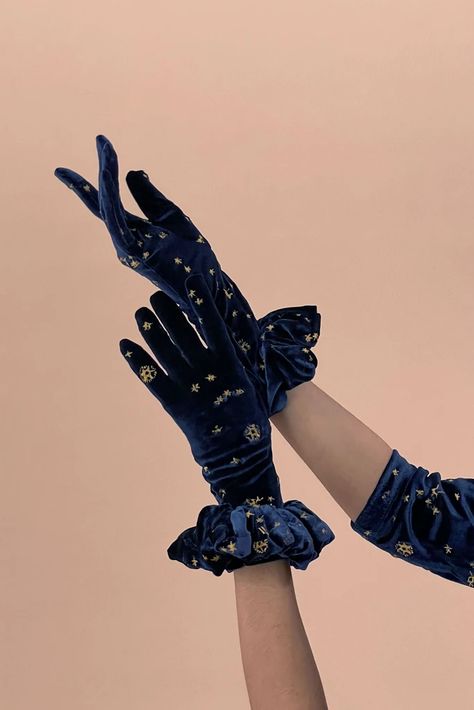 Aesthetic Gloves, Magical Clothes, Edgy Bridal, Velvet Gloves, Velvet Glove, Samantha Pleet, Fashion Gloves, Gloves Fashion, Sneak Peak