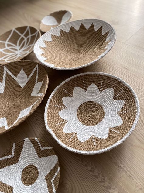 Fall Flowers Wallpaper, Boho Wall Decor Ideas, Glam Bathroom Ideas, Woven Wall Basket Decor, Wall Decor Baskets, Anthropologie Decor, Wall Basket Decor, Bohemian Crafts, Boho Basket