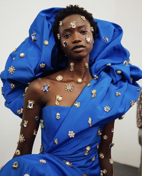 #Schiaparelli #SS20 #ErinParsonsMakeup #FashionWeek #HauteCouture   Design: Daniel Roseberry Style: Marie Chaix Hair: Eugene Souleiman  Nails: Marian Newman Photo: Emily Malan Daniel Roseberry, Skeleton Fashion, Vintage Futurism, Burlap Christmas Ornaments, Schiaparelli Haute Couture, Female Armor, African Inspired Clothing, Elsa Schiaparelli, Haute Couture Fashion