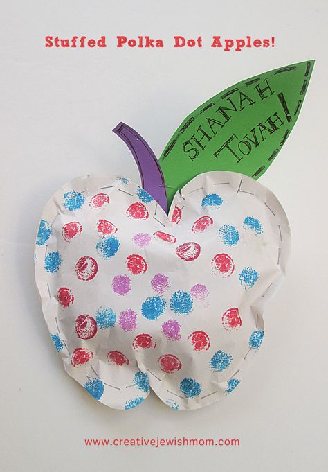 This stuffed apple craft uses staples to close up the apple instead of sewing.  It's much more accessible for students with physical disabilities or those who have trouble with fine motor skills.  And most students just love getting to press the stapler over and over! Roshashana Crafts For Kids, Apple Craft For Kids, Rosh Hashana Crafts, Jewish Preschool, Circle Project, Jewish High Holidays, Paper Apple, Apple Preschool, Jewish Crafts