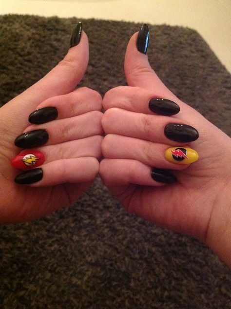 The Flash vs. Reverse Flash Dc Comics Nail Art, The Flash Nails, The Flash Vs Reverse Flash, Bright F4, Comic Nail Art, Superhero Nails, Flash Reverso, Comic Nails, Batman Nails