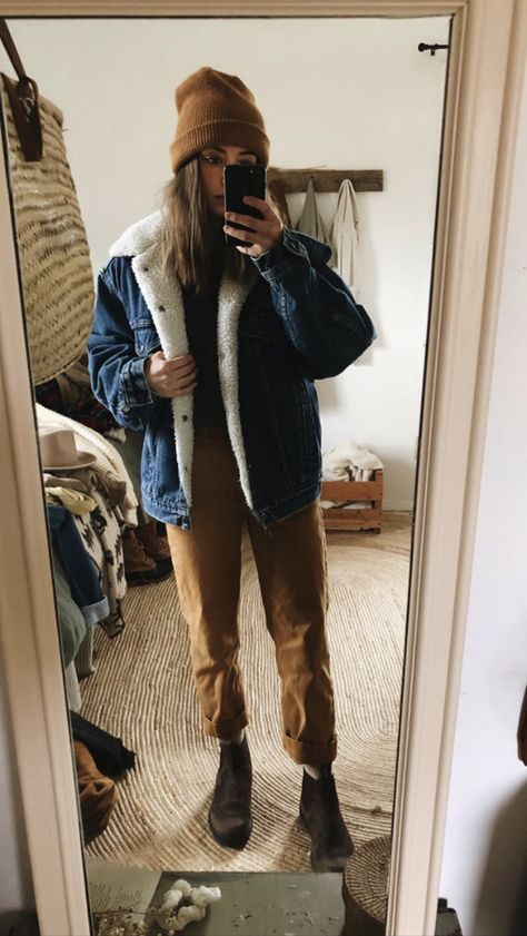 Edgy Granola Style, Winter Granola Outfit, Granola Winter Outfits, How To Style Blundstone Boots, Blundstone Outfits, Blundstone Outfit, Hiking Outfits Summer, Trail Outfits, Outdoorsy Outfits