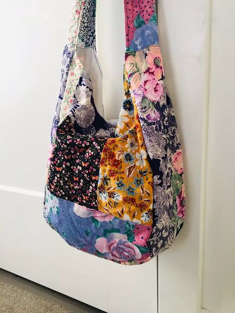 Learn how to make an easy boho bag with scraps of fabric and a free pattern. This beginner-friendly project is perfect for anyone who wants to add a touch of personality to their Easy Hobo Bag Pattern Free, Crossbody Purse Free Pattern, Hobo Crossbody Bag Pattern, Boho Crossbody Bag Pattern, Crossbody Hobo Bag Patterns, Small Quilted Projects Free Patterns, Slouchy Bag Pattern Sewing, How To Sew A Crossbody Bag, Boho Bags Diy Free Pattern