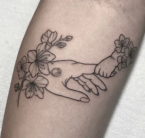 Mutterschaft Tattoos, Mom With Kids, Motherhood Tattoos, Baby Tattoo Designs, Baby Tattoo, Mom Tattoo Designs, Mommy Tattoos, Meaningful Tattoo, Mother Tattoos