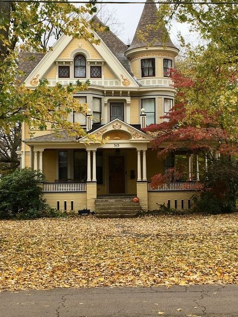 Mansion Homes, Old Victorian House, Queen Anne House, Old Victorian Homes, Victorian Style Homes, Open Staircase, This Old House, Victorian Architecture, Victorian Houses