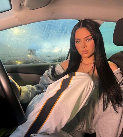 Baddie Photo Poses Ideas, Baddie Insta Post Ideas, Aliyah's Face Outfits, Ig Models Baddie, Car Instagram Pictures, Baddie Selfies Instagram, Baddie Ig Pics, Car Poses Instagram, Car Pics Instagram Baddie