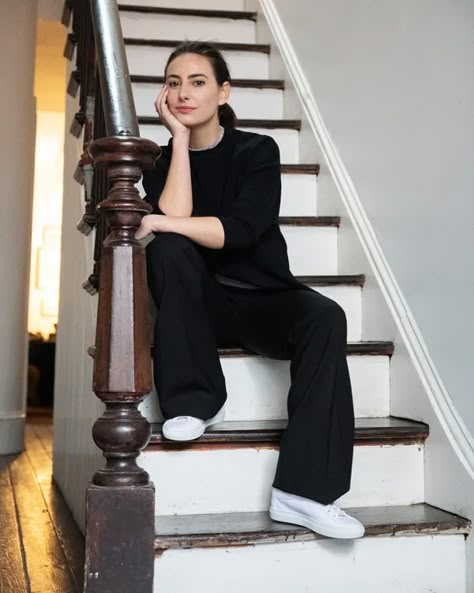 Slacks With Sneakers Women, Trousers And Sneakers Outfit, Business Casual Sneakers, Spring Office Wear, Jeans And Sneakers Outfit, Sneakers To Work, Sneakers Outfit Work, Casual White Sneakers, Chic Work Outfit