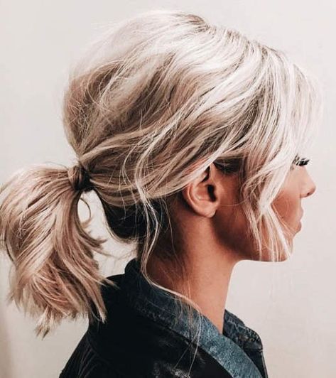 Messy Ponytail With Short Hair Low Pony Hairstyles, Girls With Short Hair, Hair In A Ponytail, Tail Hairstyle, Short Hair Ponytail, Pony Hairstyles, Kadeřnické Trendy, Cute Ponytails, Hairstyles Hoco