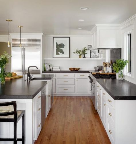 Marble Top Kitchen Island, Black Countertops, White Kitchen Island, Design Websites, Kitchen Views, Luxe Interiors, Transitional Kitchen, Diy Interior, Kitchen Tops