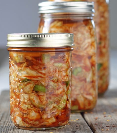 You Don’t Need a Refrigerator to Store Lacto-Fermented Vegetables Kimchi Bokkeumbap, Fermented Veggies, Kimchi Recipe, Fermentation Recipes, Fermented Vegetables, Homemade Pickles, Tapenade, Pickling Recipes, Healthy Side Dishes