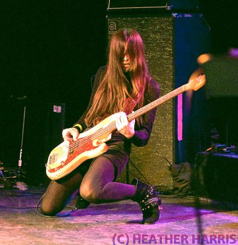 Ron Asheton, Paz Lenchantin, Kim Shattuck, Bass Players, Arte Punk, Perfect Circle, Guitar Girl, Female Pose Reference, Female Guitarist