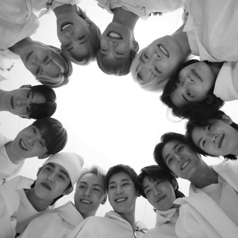 Seventeen Group Photo Black And White, Seventeen Group Photo Aesthetic, Svt Group Photo, Seventeen Wallpaper Laptop Hd, Seventeen Wallpaper Kpop, Vernon Chwe, Jaebum Got7, Produk Apple, Seventeen Going Seventeen