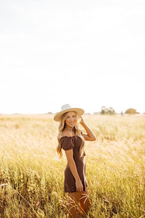 Senior Picture Wheat Field, Fall Field Senior Pictures, Brown Dress Senior Pictures, Pasture Picture Ideas, Cornfield Senior Pictures, Senior Photos Open Field, Wheat Senior Pictures, Pasture Senior Pictures, Pasture Photoshoot Ideas