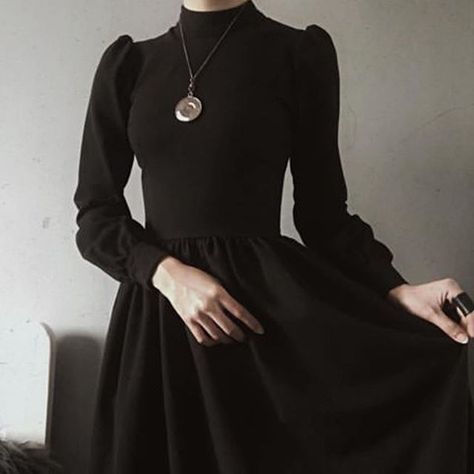 Goth Academia, Mode Emo, Yennefer Of Vengerberg, Academia Outfits, Dark Academia Fashion, Style Gothic, Academia Fashion, Look Rock, Witch Fashion